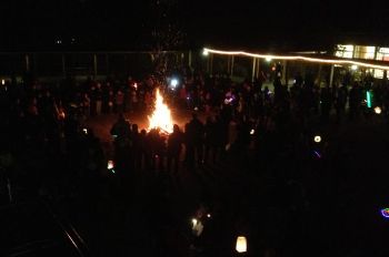 Blick auf das Lagerfeuer auf dem Schulhof. © F2946