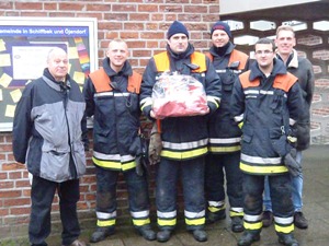 Das Team Kirche und das Team Feuerwehr haben den Stern wieder gemeinsam im Kirchturm aufgeh�ngt. &copy; F2946