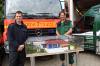 Kevin Midding und Jens Ludewig prsentieren das Modell des Feuerwehrhauses. © F2946