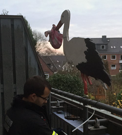 Der Storch wird bei Arne und Mareike auf dem Balkon befestigt. © FF Öjendorf