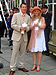Das Hochzeitspaar Olli und Nadine vor dem Standesamt mit weißen Tauben in den Händen.