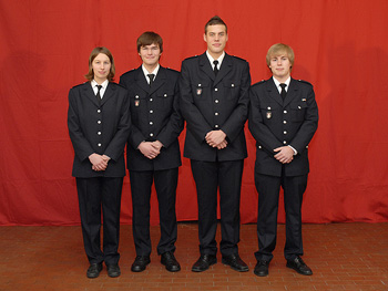 Deike, Thilo, Florian und Clemens wurden zur Feuerwehrfrau bzw. zum Feuerwehrmann ernannt.