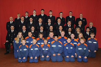 Gruppenfoto der Einsatz- und Ehrenabteilung mit der Jugendfeuerwehr. © Helmut Voeckler.