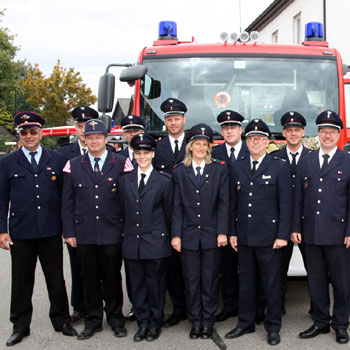 Öjendorfer Delegation mit der Önsbacher Wehrführung vor dem neuen Önsbacher Löschfahrzeug.