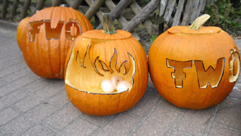 Passend zum Erntedankfest wurden als Dekoration geschnitze K�rbisse aus der Region mit den Initialien der Feuerwehr �nsbach - passend auch zur FF �jendorf :-) - gew�hlt.