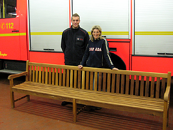 Britta und Florian vor der neuen Bank. © F2946