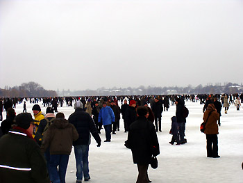 Menschenmassen auf der Aussenalster beim Alstereisvergngen 2010. © F2946