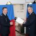 Michael Weiland erh�lt seine Entbindungsurkunde von Bereichsf�hrer Lars Eggers. &copy; F2946
