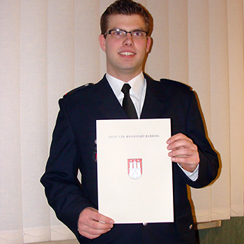 Bjrn H. mit seiner Ernennungsurkunde zum Feuerwehrmann. © F2946