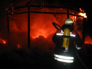 L�schangriff mit einem C-Rohr auf die brennende Grillhuette.