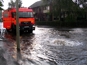 Wasser kommt aus dem Strassensiel in der Merkenstrasse geschossen. Der Deckel wurde durch den Druck herausgedr�ckt.