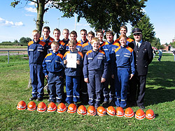 Gruppenfoto der Jugendfeuerwehr jendorf - Hervorragender 3. Platz beim August-Ernst-Pokal 2005.