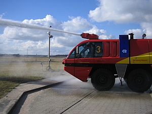 Der Panther in Aktion mit seinem Wasserwerfer, der aus dem inneren des Fahrzeugs �ber Joystick gesteuert wird.