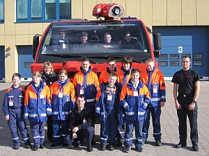 Gruppenfoto vor einem Panther 8x8
