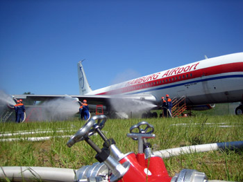 Brennende Tragflchen von Boing 707 auf dem Flughafen.