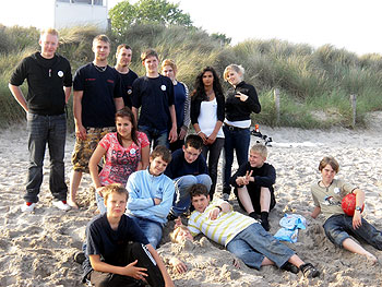Gruppenbild nach einer kleinen Runde Fußball am Strand.