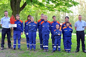 Gruppenfoto der JF �jendorf mit Betreuern beim Nachtmarsch in Wellingsb�ttel.