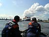 Teile der JF bei einer Bootstour durch den Hamburger Hafen.