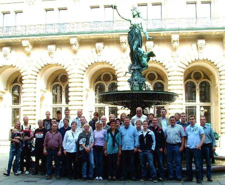 Gruppenfoto im Innenhof des Hamburger Rathauses.