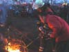 Jan Bastick und HBM Wallert znden gemeinsam das jendorfer Osterfeuer 2005 an