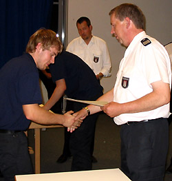 Clemens bei der Urkundenbergabe.