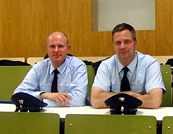 Sascha und Michael an der Landesfeuerwehrschule Hamburg nach der Bekanntgabe der Prfungsergebnisse.
