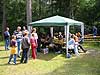 Ein gemütlicher Grillplatz im Wald