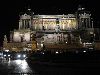Der ehemalige Pallast von Mussolini bei Nacht ...