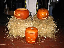 Die Halloween-Deko am jendorfer Feuerwehrhaus beim Laternenumzug 2005