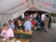 Trotz trockenem Wetter wurde gem�tlich im Zelt gefeiert.