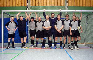 Mannschaftsfoto der Fussballtruppe der FF �jendorf beim Fussballturnier 2006 in F�nfhausen.