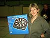Britta, die Betreuerin der Mannschaft, mit dem gewonnenen Preis, einer elektronischen Dart-Scheibe f�r das Feuerwehrhaus.