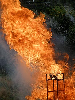 Fettexplosion - nur wenigen Tropfen Wasser in einem Topf mit heißem Fett sorgen für eine Stichflamme! © F2946