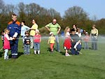 Wasserspiele mit der Jugendfeuerwehr beim jendorfer Osterfeuer 2009.