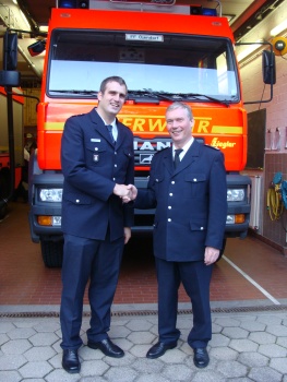 Landesbereichsfhrer-Vertreter Werner Burmester (links) gratuliert Arne Ertel zur Wahl zum Wehrfhrer. © F2946